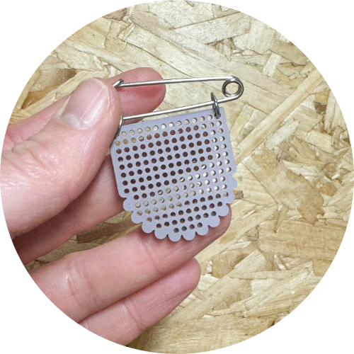 Stitchable Scallop Pennant Pin