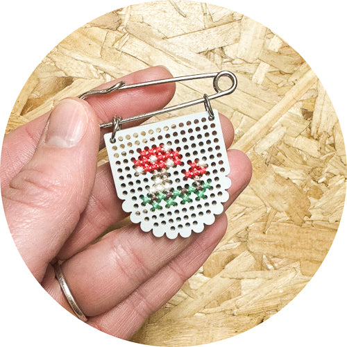 Stitchable Scallop Pennant Pin